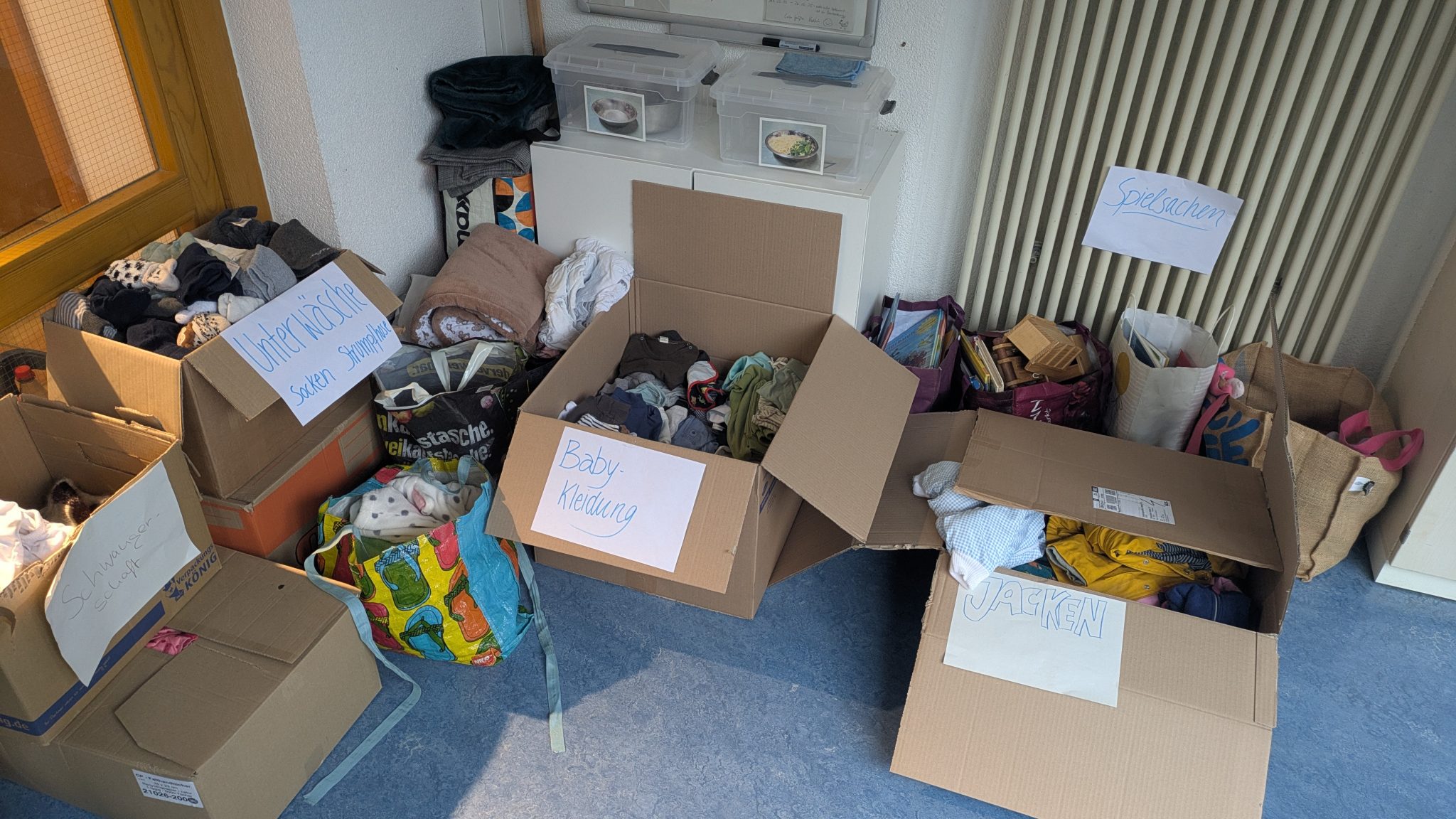 Kartons mit Kleiderspenden