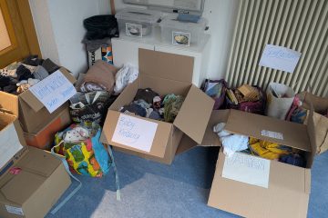 Kartons mit Kleiderspenden