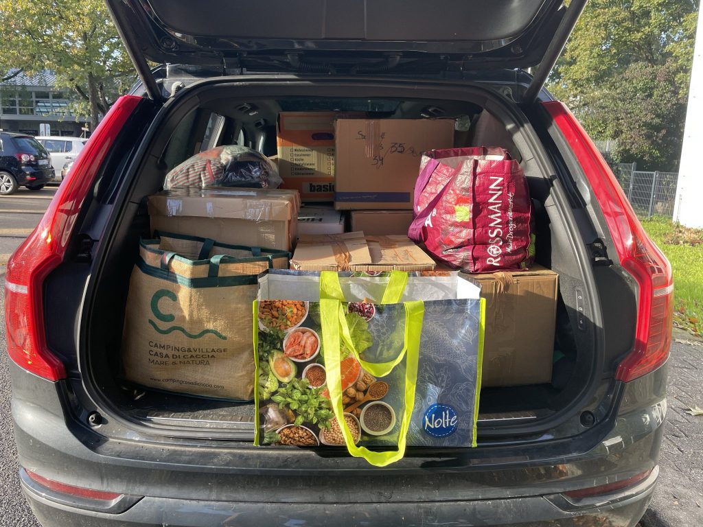 Kofferraum voller Kleiderspenden